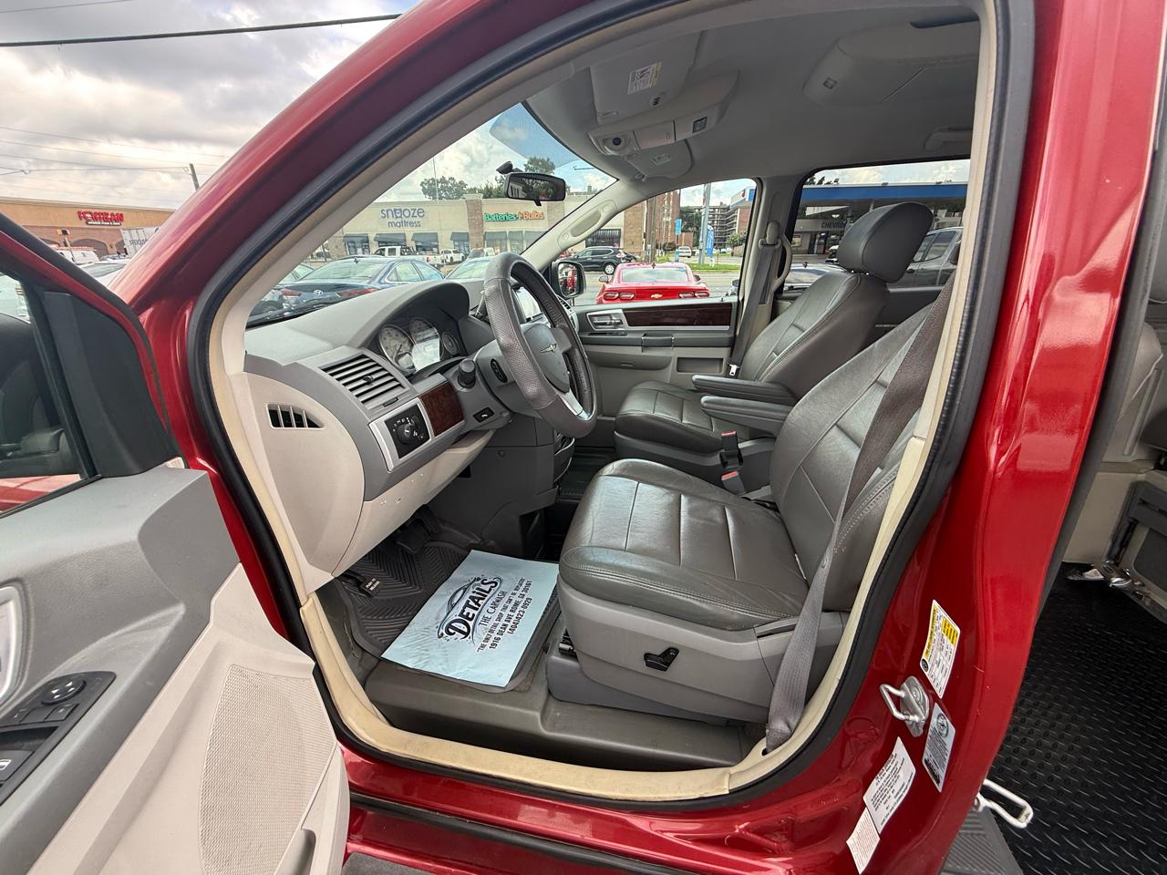 Chrysler Town & Country 4dr Wgn Touring 2010