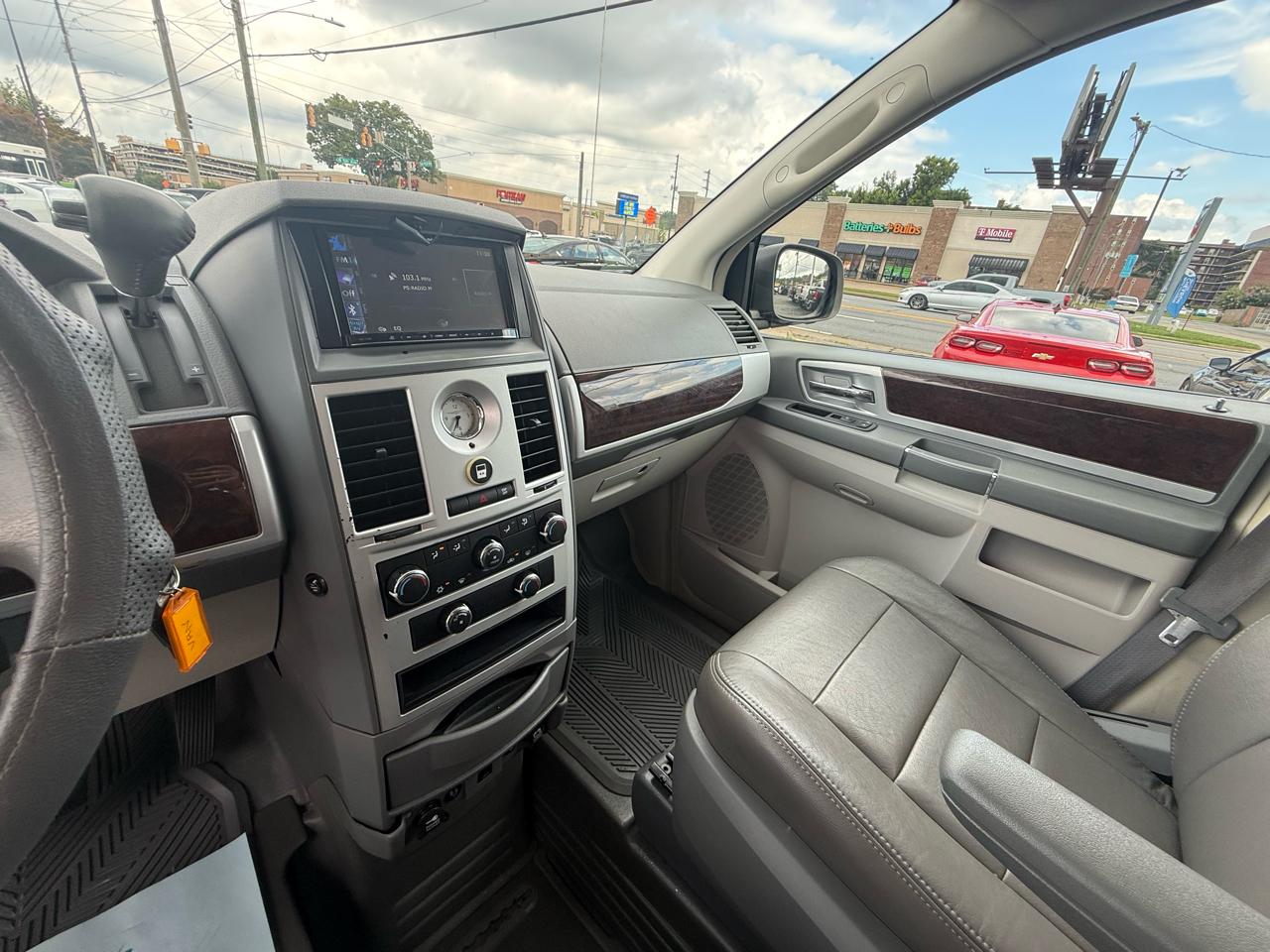Chrysler Town & Country 4dr Wgn Touring 2010