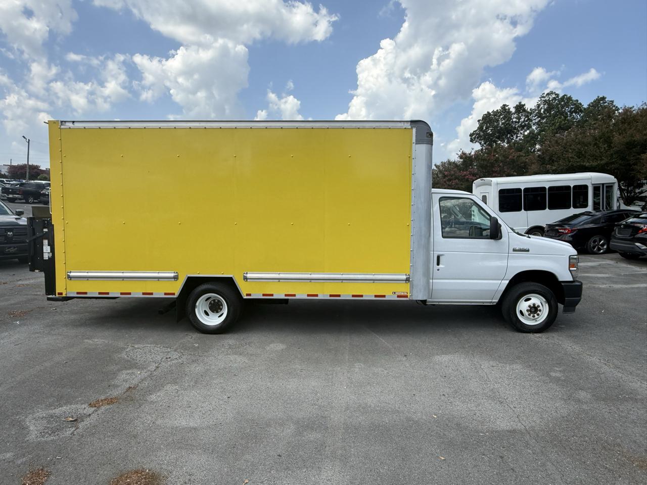 Ford E-Series Cutaway E-350 SRW 138" WB 2022