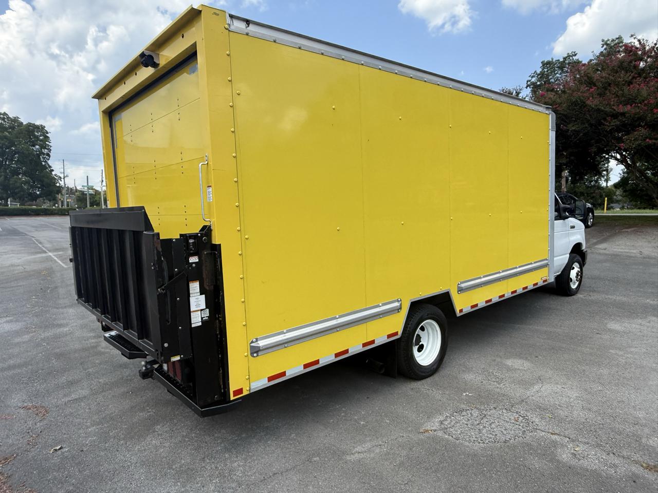 Ford E-Series Cutaway E-350 SRW 138" WB 2022