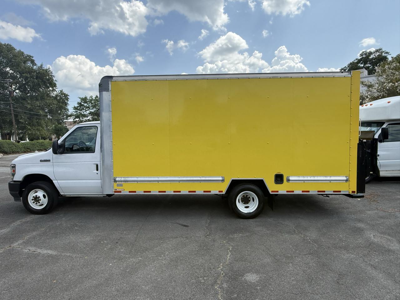 Ford E-Series Cutaway E-350 SRW 138" WB 2022