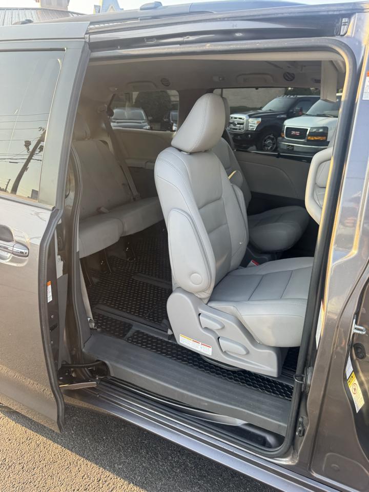 Toyota Sienna Limited Premium AWD 7-Passenger (Natl) 2017