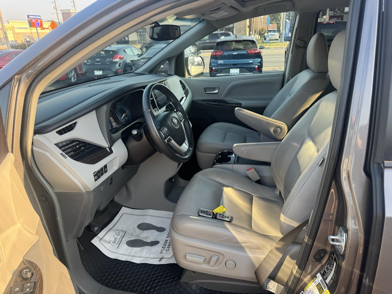 Toyota Sienna Limited Premium AWD 7-Passenger (Natl) 2017
