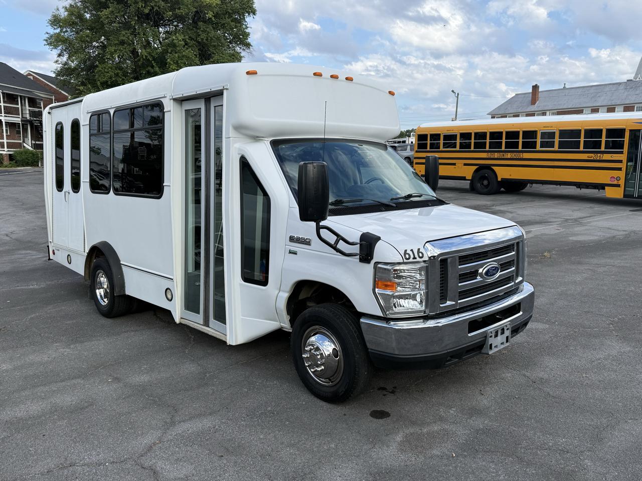 Ford Econoline Commercial Cutaway E-350 Super Duty 138" DRW 2016