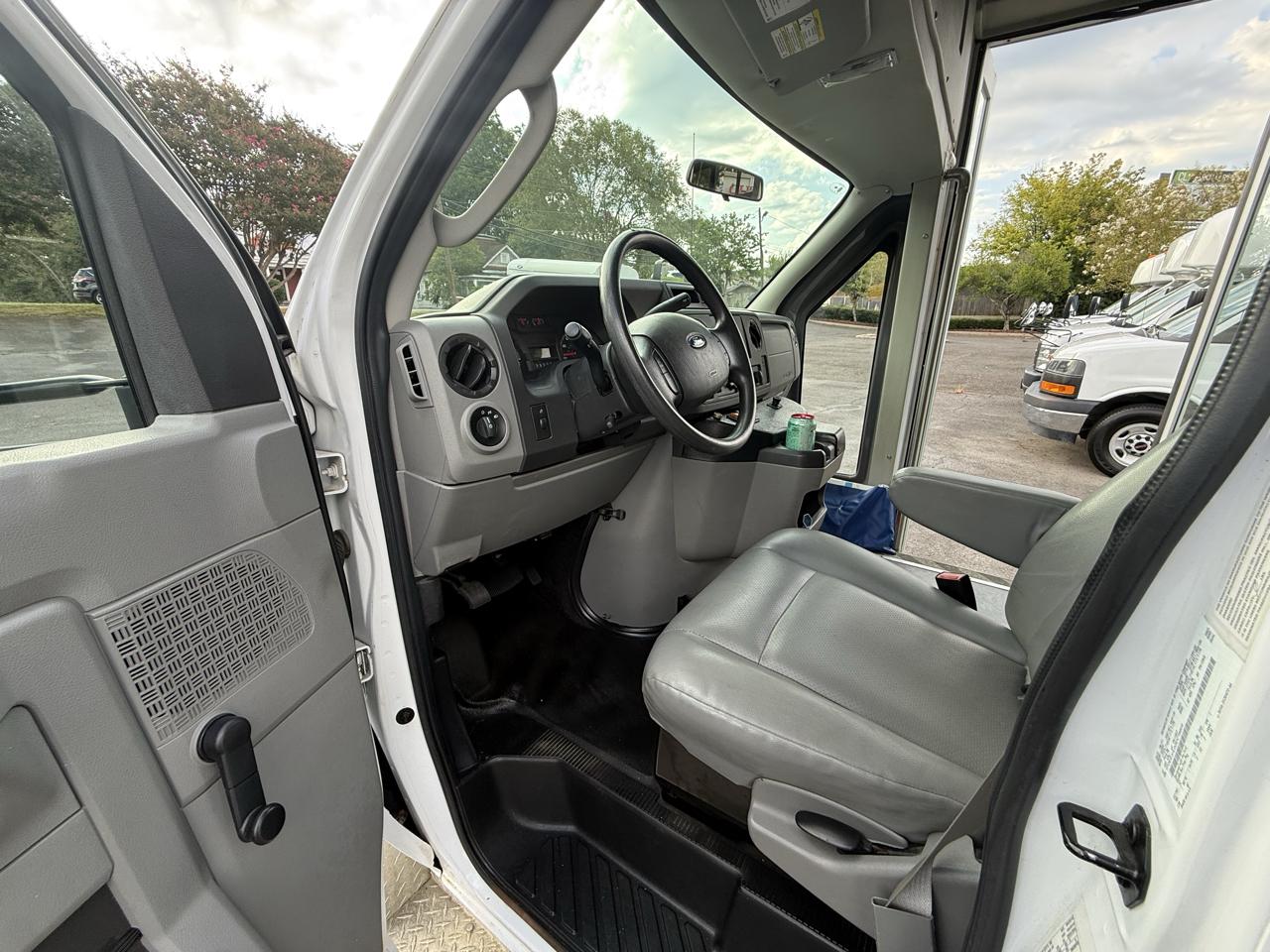 Ford Econoline Commercial Cutaway E-350 Super Duty 138" DRW 2016