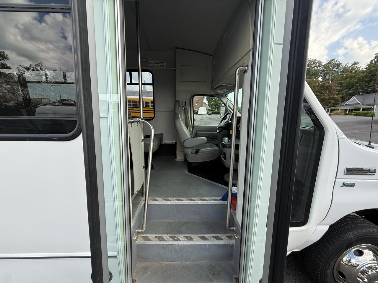 Ford Econoline Commercial Cutaway E-350 Super Duty 138" DRW 2016