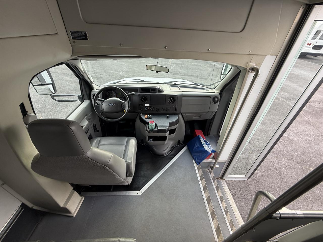 Ford Econoline Commercial Cutaway E-350 Super Duty 138" DRW 2016