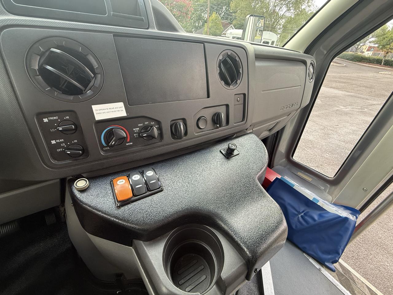 Ford Econoline Commercial Cutaway E-350 Super Duty 138" DRW 2016
