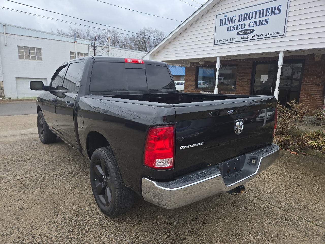 RAM 1500 4WD Crew Cab 140.5" Outdoorsman 2015