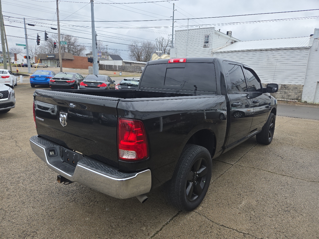 RAM 1500 4WD Crew Cab 140.5" Outdoorsman 2015