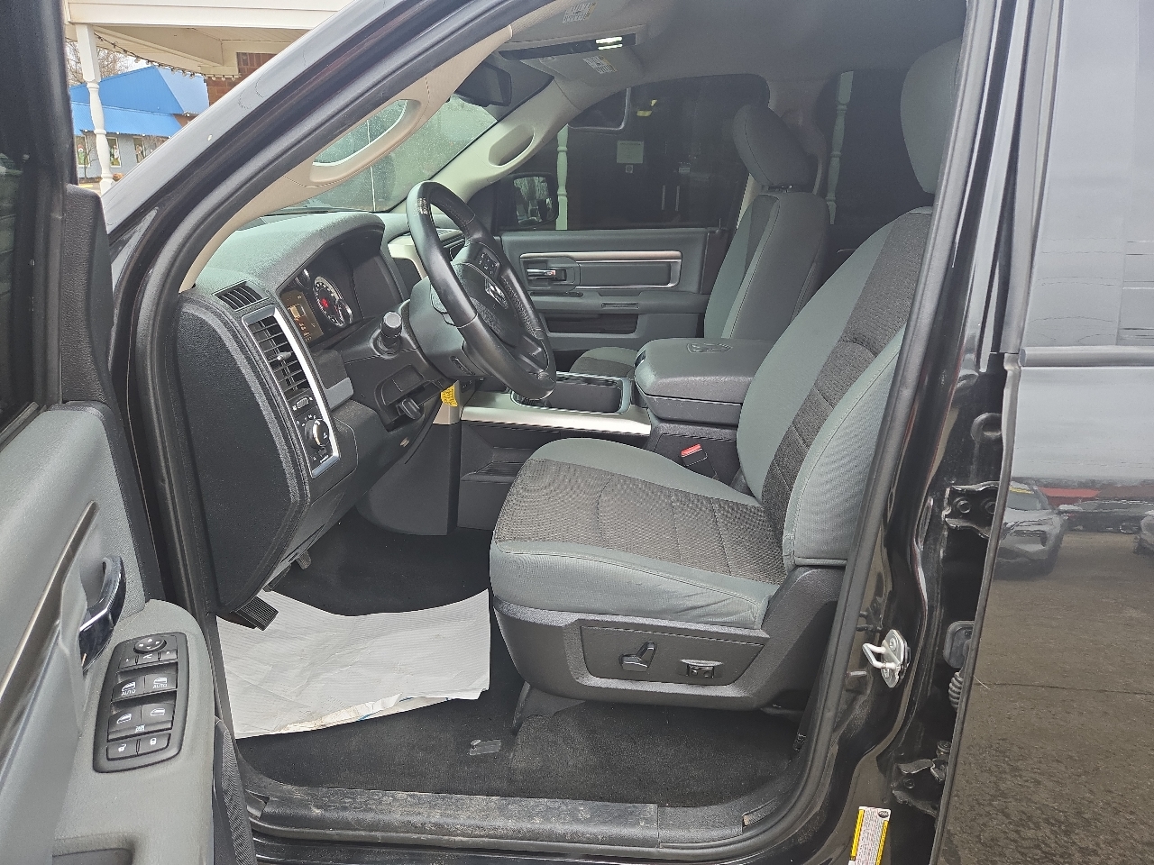 RAM 1500 4WD Crew Cab 140.5" Outdoorsman 2015