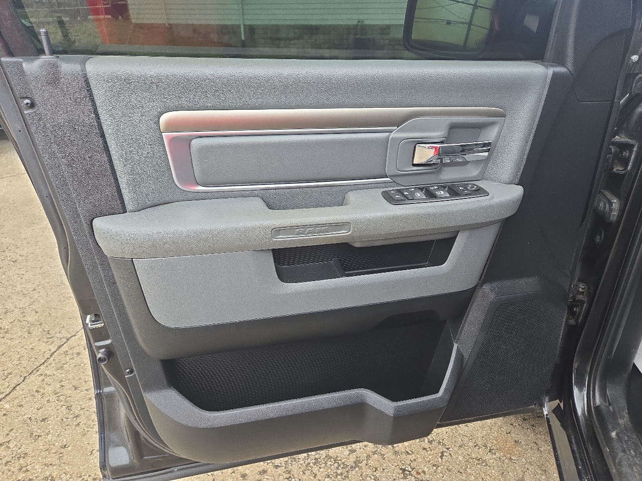 RAM 1500 4WD Crew Cab 140.5" Outdoorsman 2015