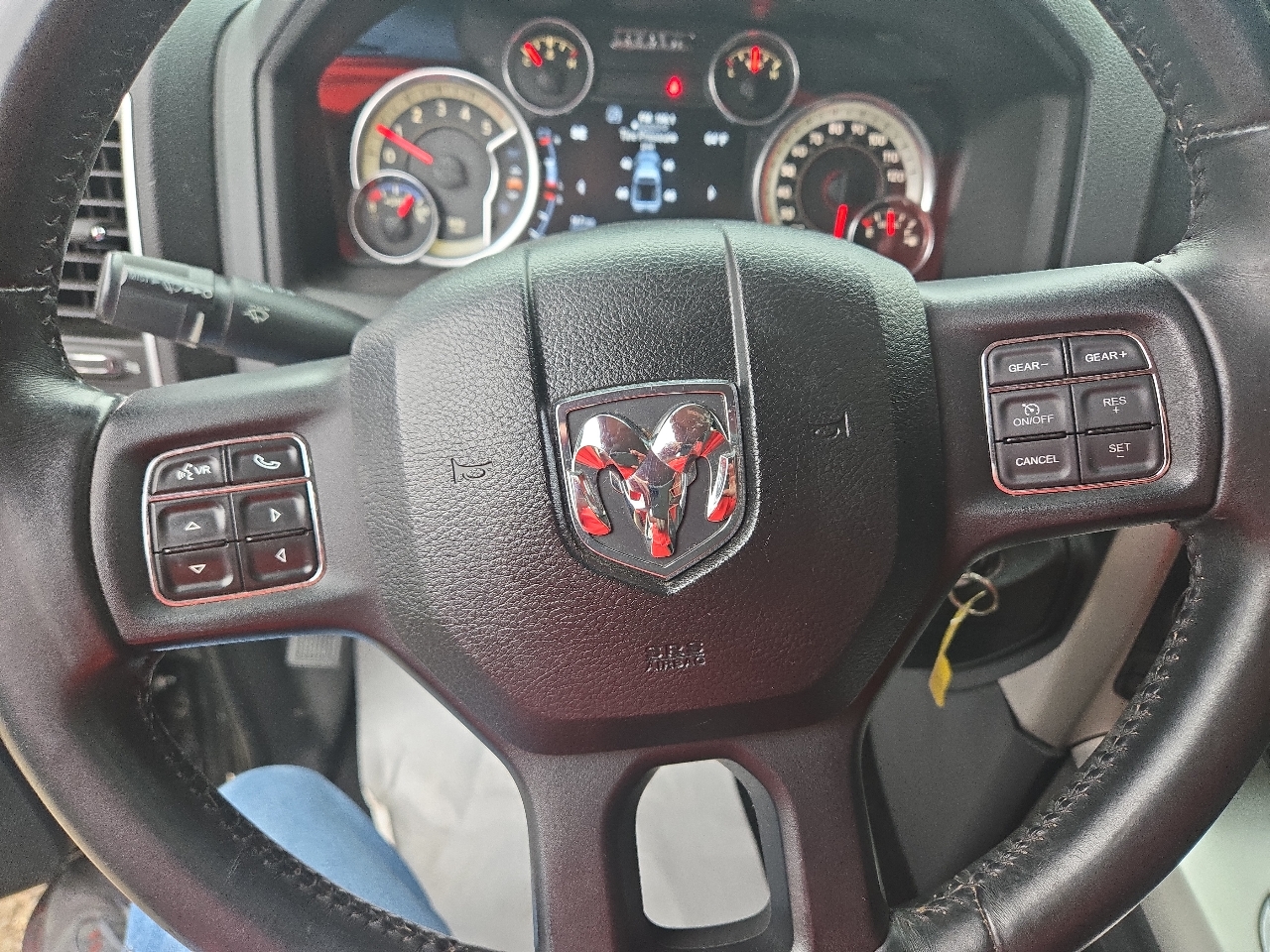 RAM 1500 4WD Crew Cab 140.5" Outdoorsman 2015