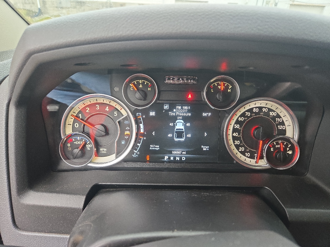 RAM 1500 4WD Crew Cab 140.5" Outdoorsman 2015