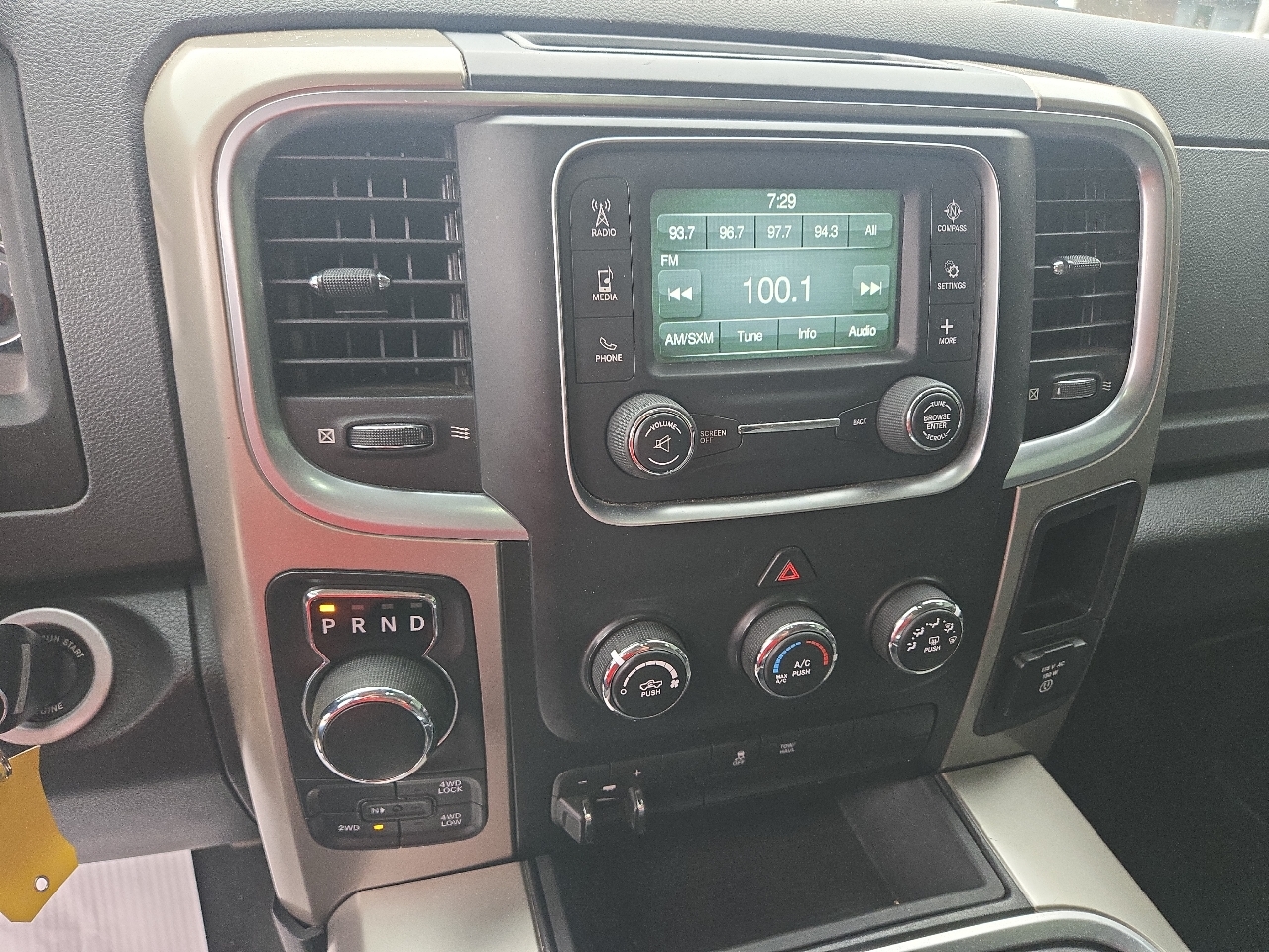RAM 1500 4WD Crew Cab 140.5" Outdoorsman 2015