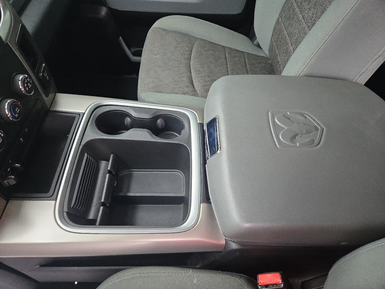 RAM 1500 4WD Crew Cab 140.5" Outdoorsman 2015