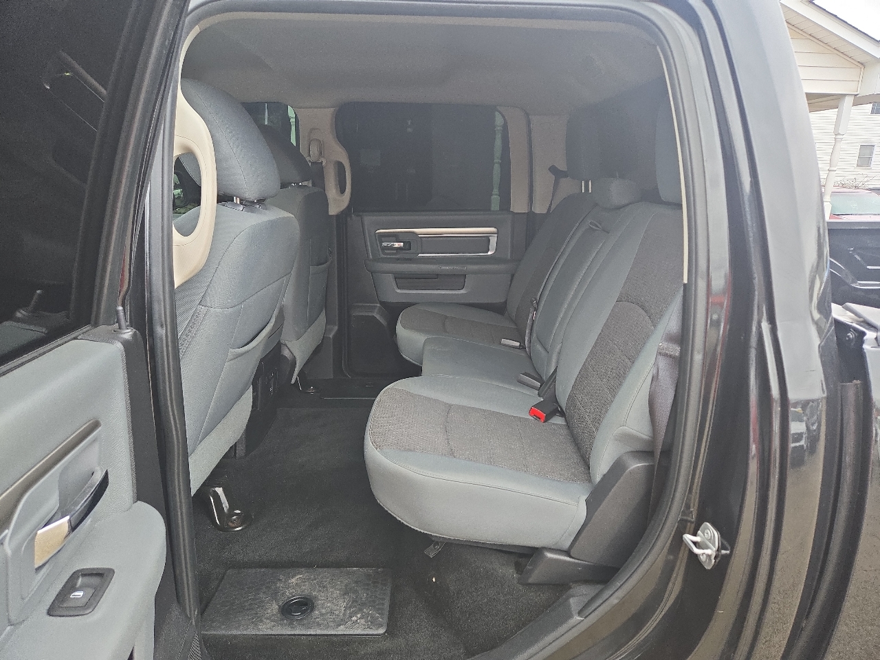 RAM 1500 4WD Crew Cab 140.5" Outdoorsman 2015