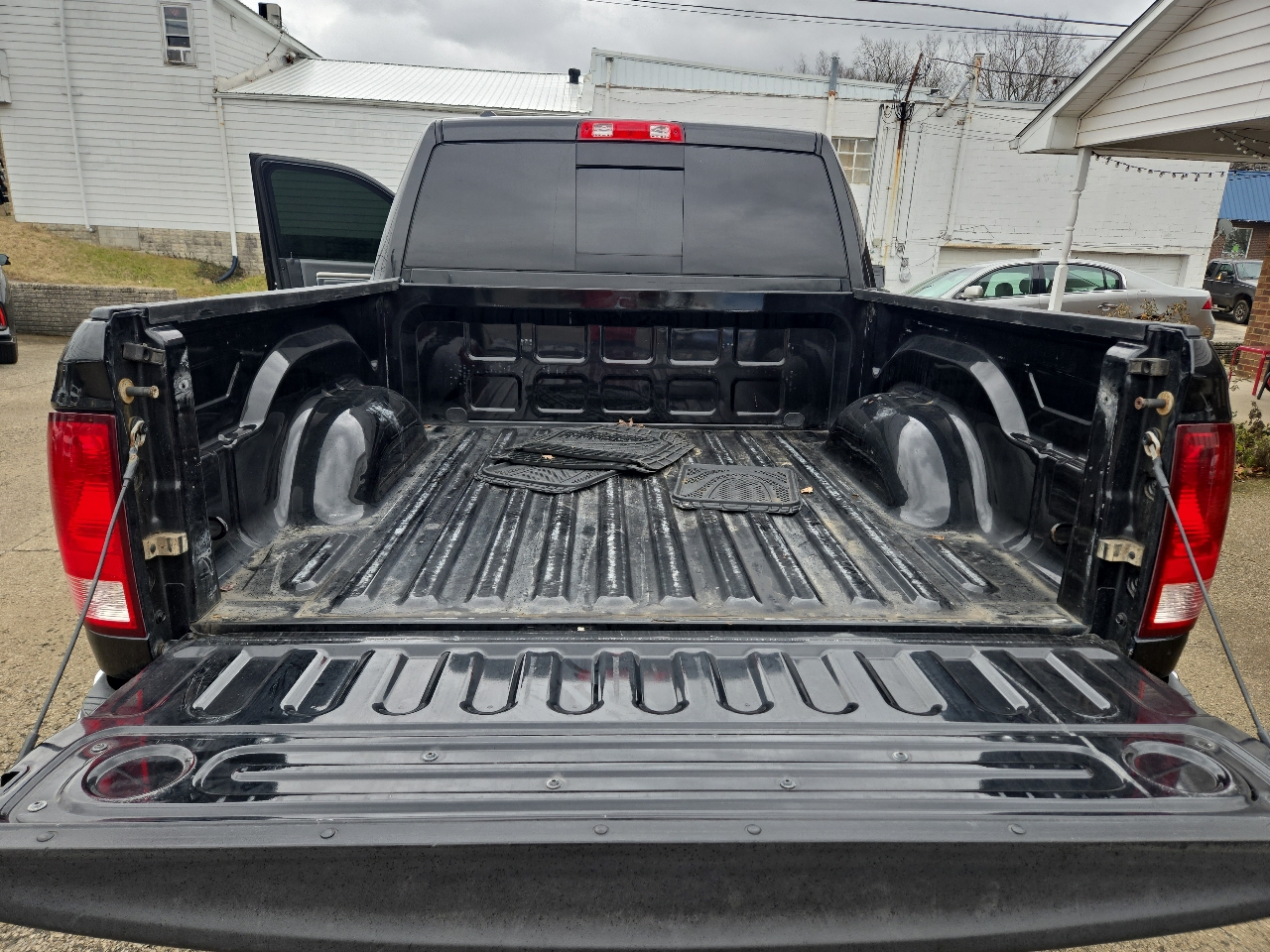 RAM 1500 4WD Crew Cab 140.5" Outdoorsman 2015