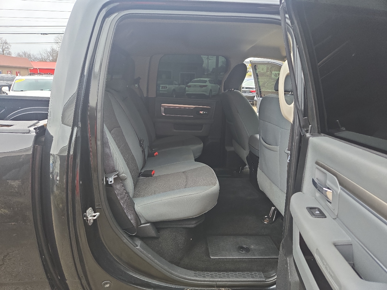 RAM 1500 4WD Crew Cab 140.5" Outdoorsman 2015