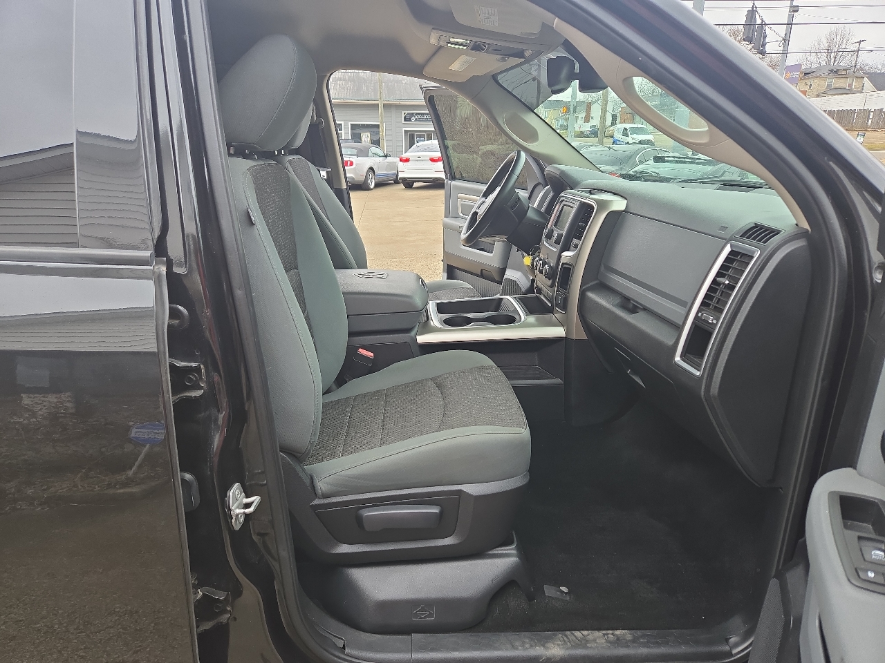 RAM 1500 4WD Crew Cab 140.5" Outdoorsman 2015