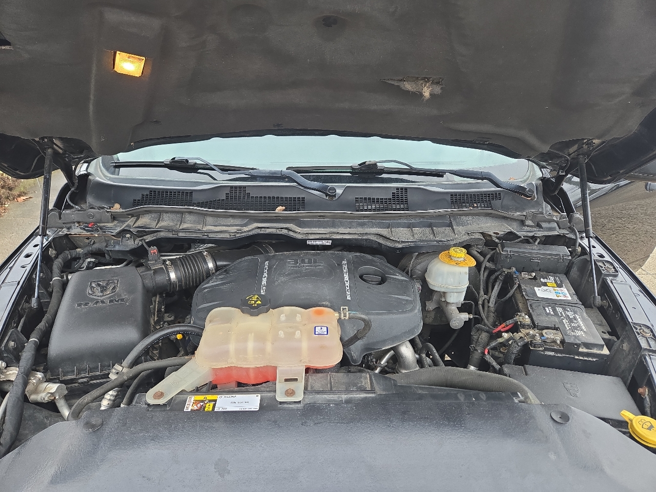 RAM 1500 4WD Crew Cab 140.5" Outdoorsman 2015