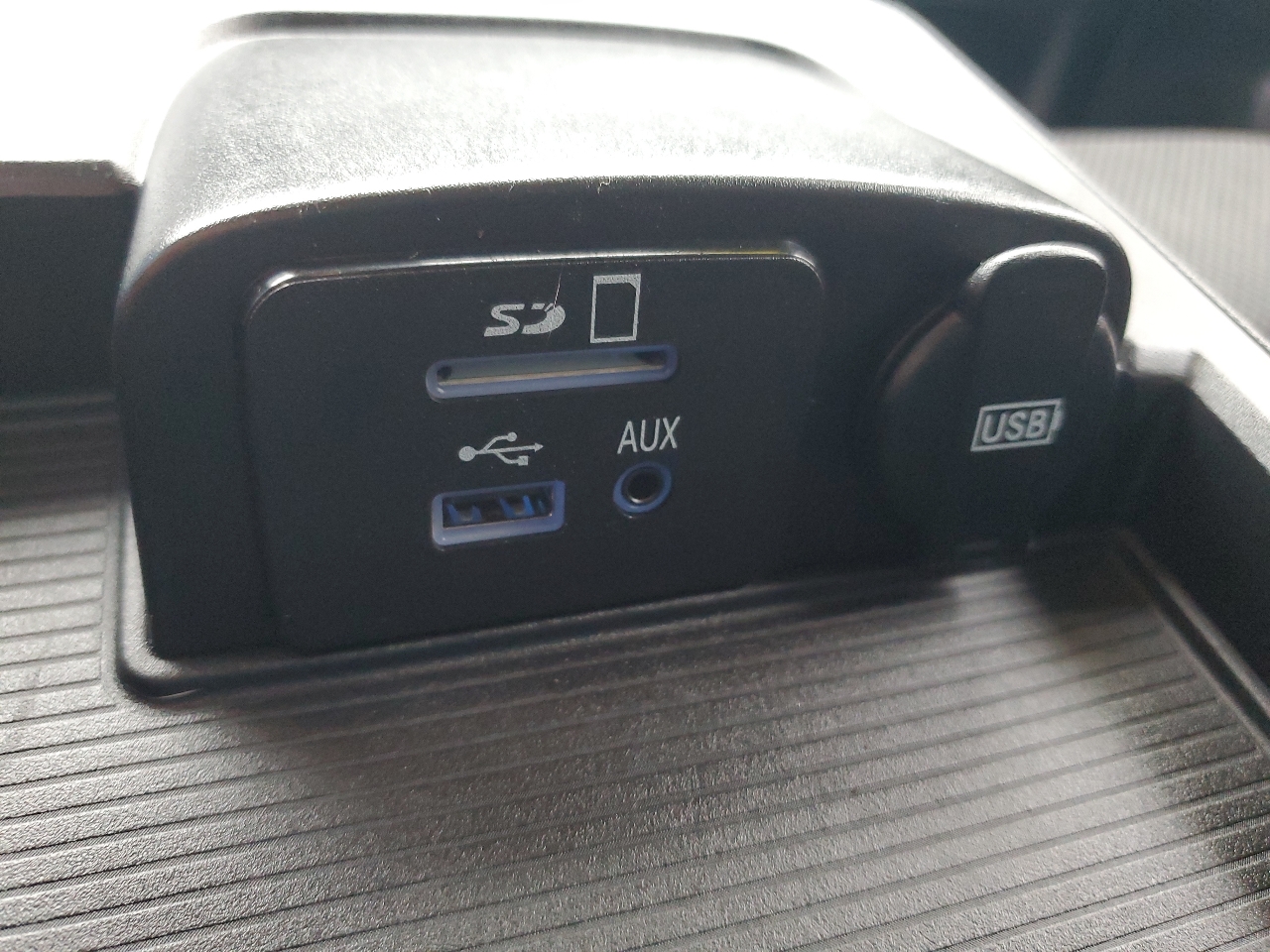 RAM 1500 4WD Quad Cab 140.5" Sport 2014