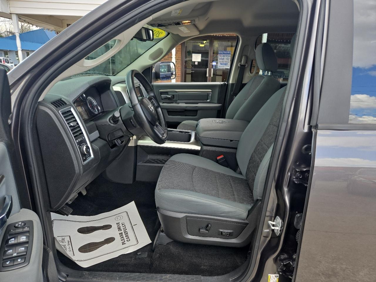 RAM 1500 Big Horn 4x4 Crew Cab 5'7" Box 2017