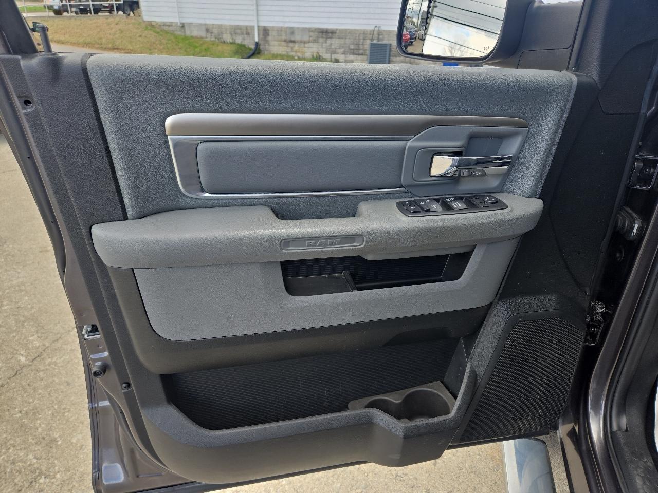 RAM 1500 Big Horn 4x4 Crew Cab 5'7" Box 2017