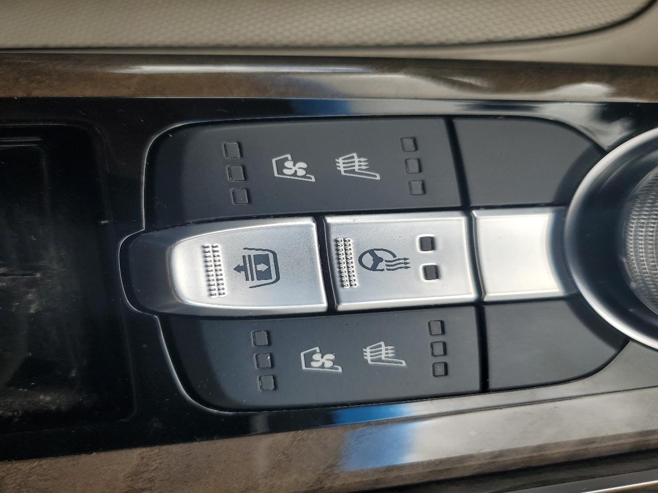 Genesis G90 3.3T Premium AWD 2017