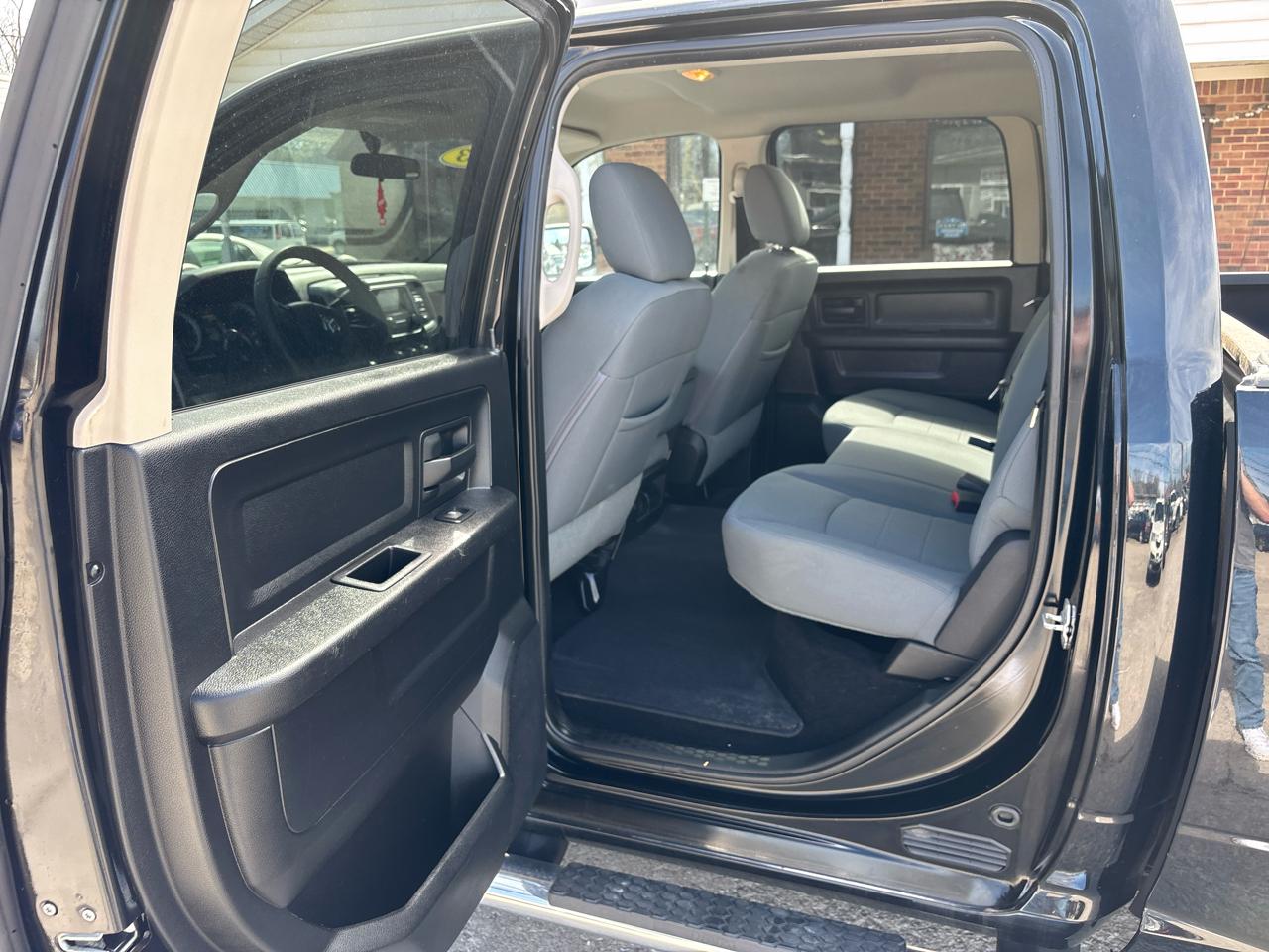 RAM 1500 4WD Crew Cab 140.5" Express 2013