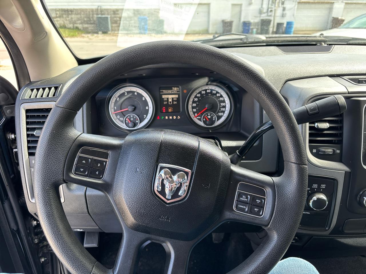 RAM 1500 4WD Crew Cab 140.5" Express 2013