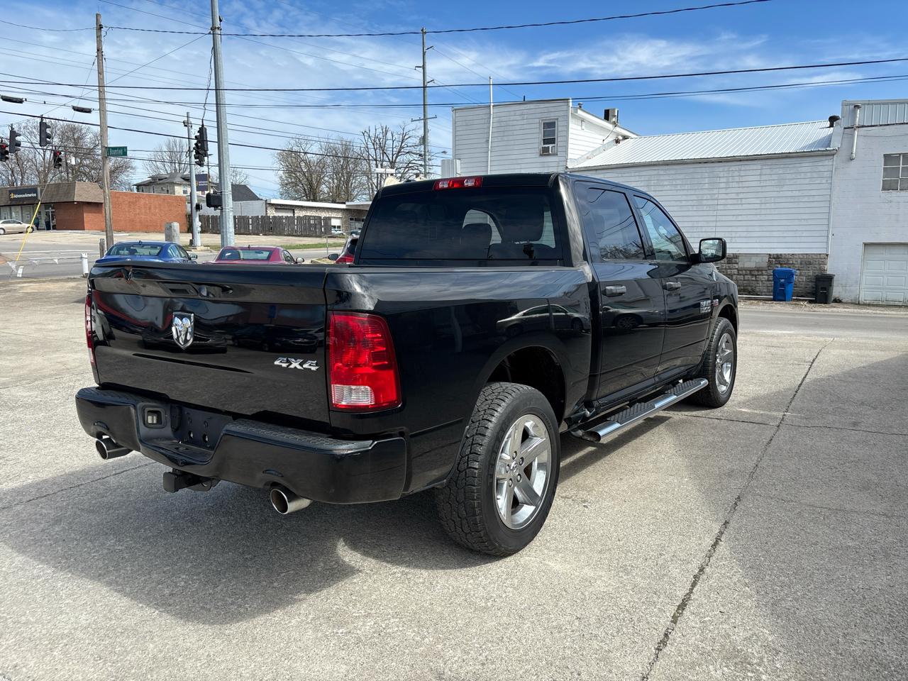 RAM 1500 4WD Crew Cab 140.5" Express 2013
