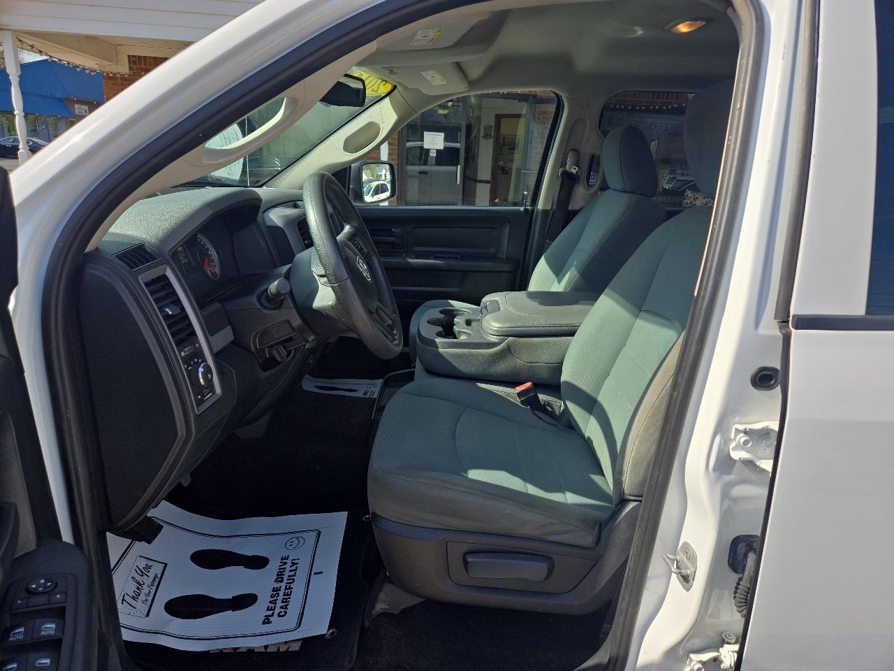 RAM 1500 4WD Crew Cab 140.5" Express 2014