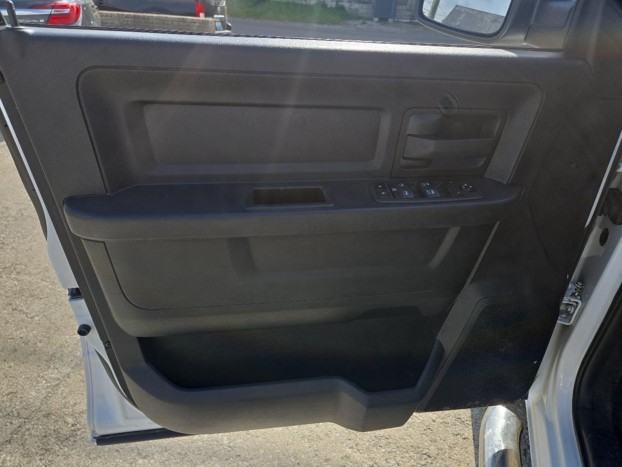 RAM 1500 4WD Crew Cab 140.5" Express 2014