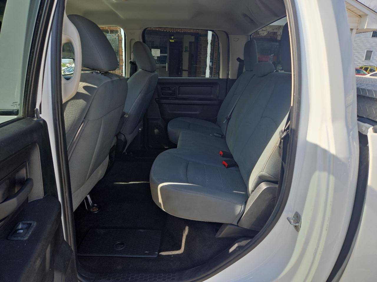 RAM 1500 4WD Crew Cab 140.5" Express 2014