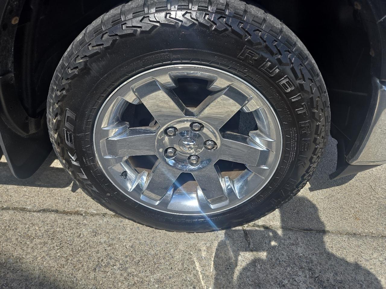 RAM 1500 4WD Crew Cab 140.5" Laramie 2012