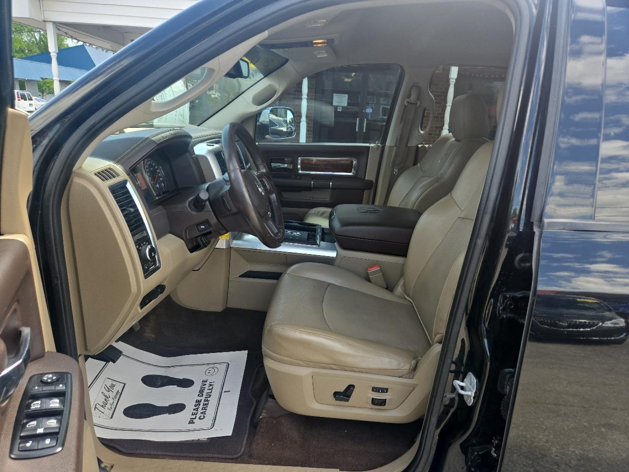 RAM 1500 4WD Crew Cab 140.5" Laramie 2012