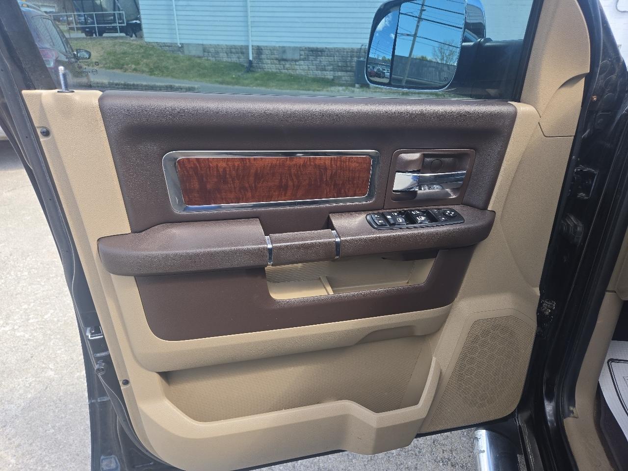 RAM 1500 4WD Crew Cab 140.5" Laramie 2012