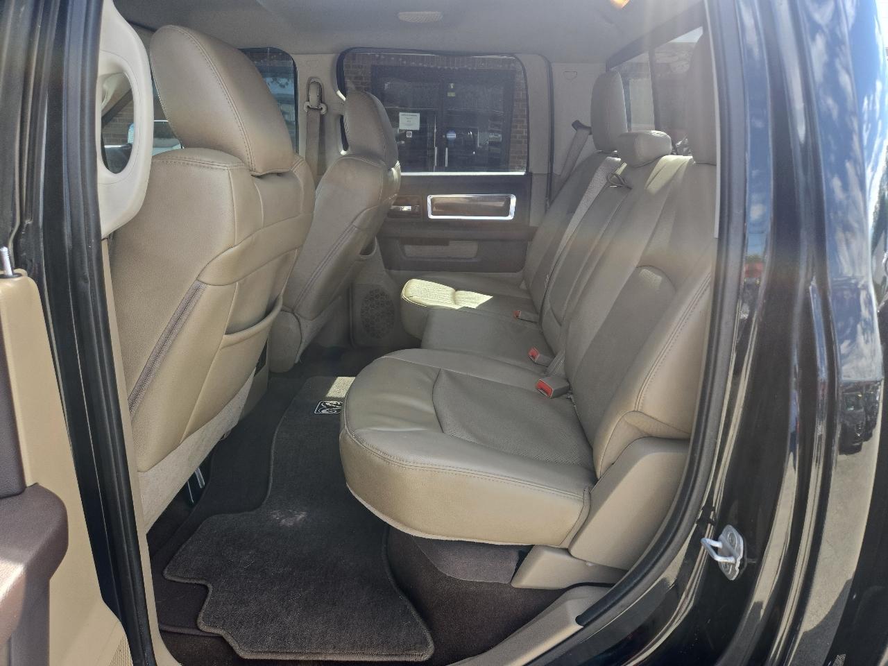 RAM 1500 4WD Crew Cab 140.5" Laramie 2012