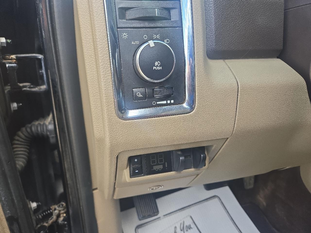 RAM 1500 4WD Crew Cab 140.5" Laramie 2012