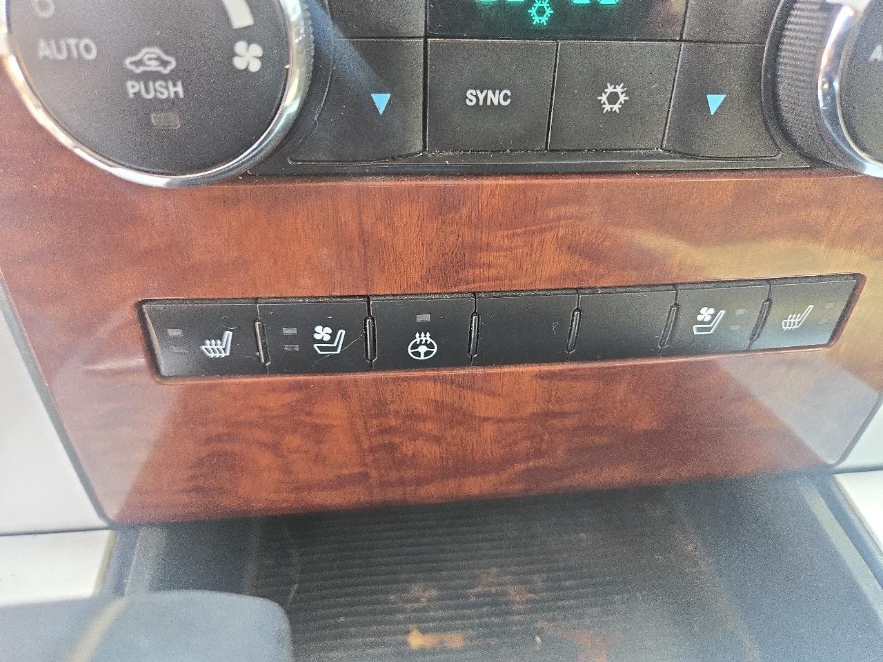 RAM 1500 4WD Crew Cab 140.5" Laramie 2012