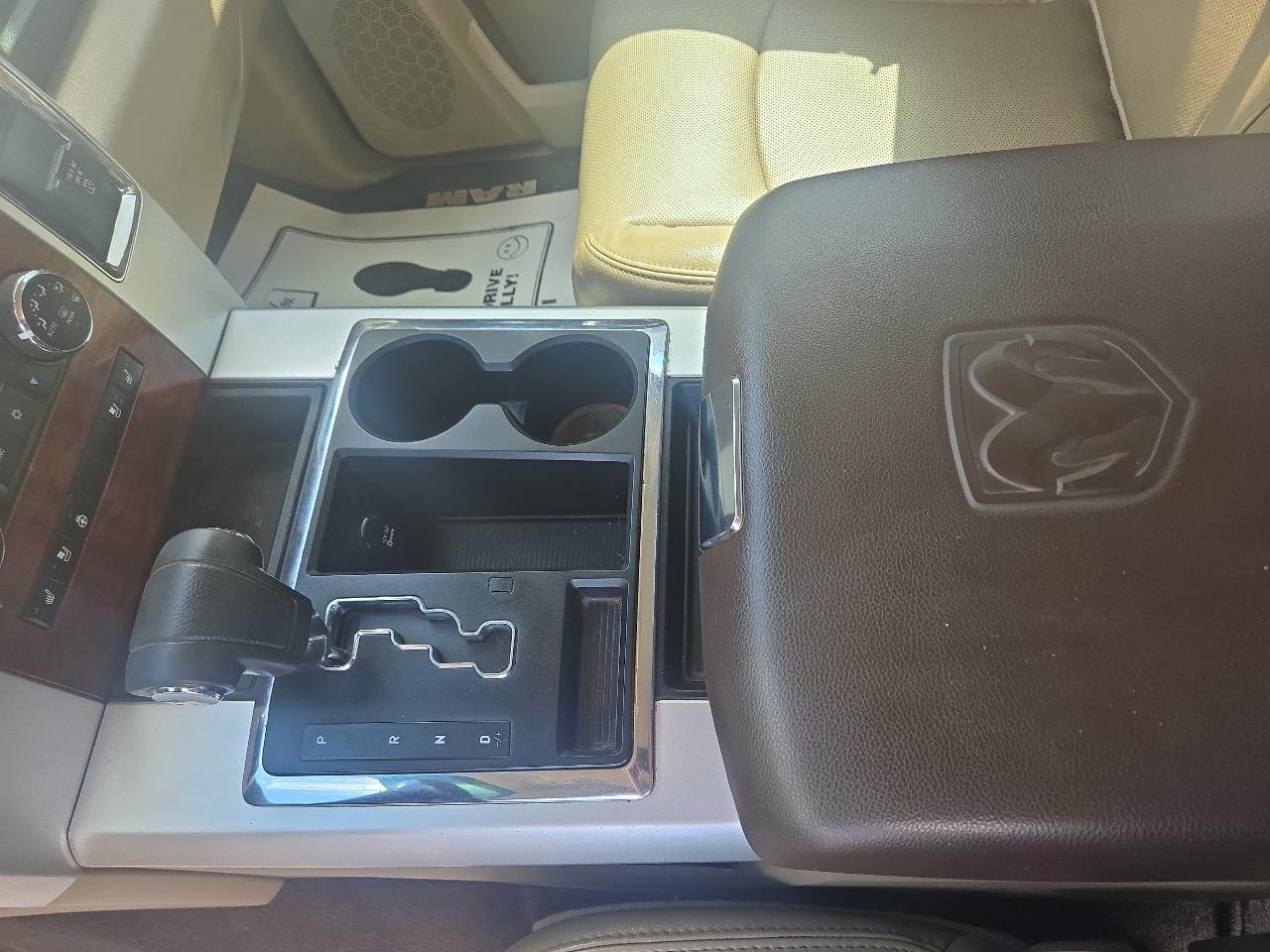 RAM 1500 4WD Crew Cab 140.5" Laramie 2012