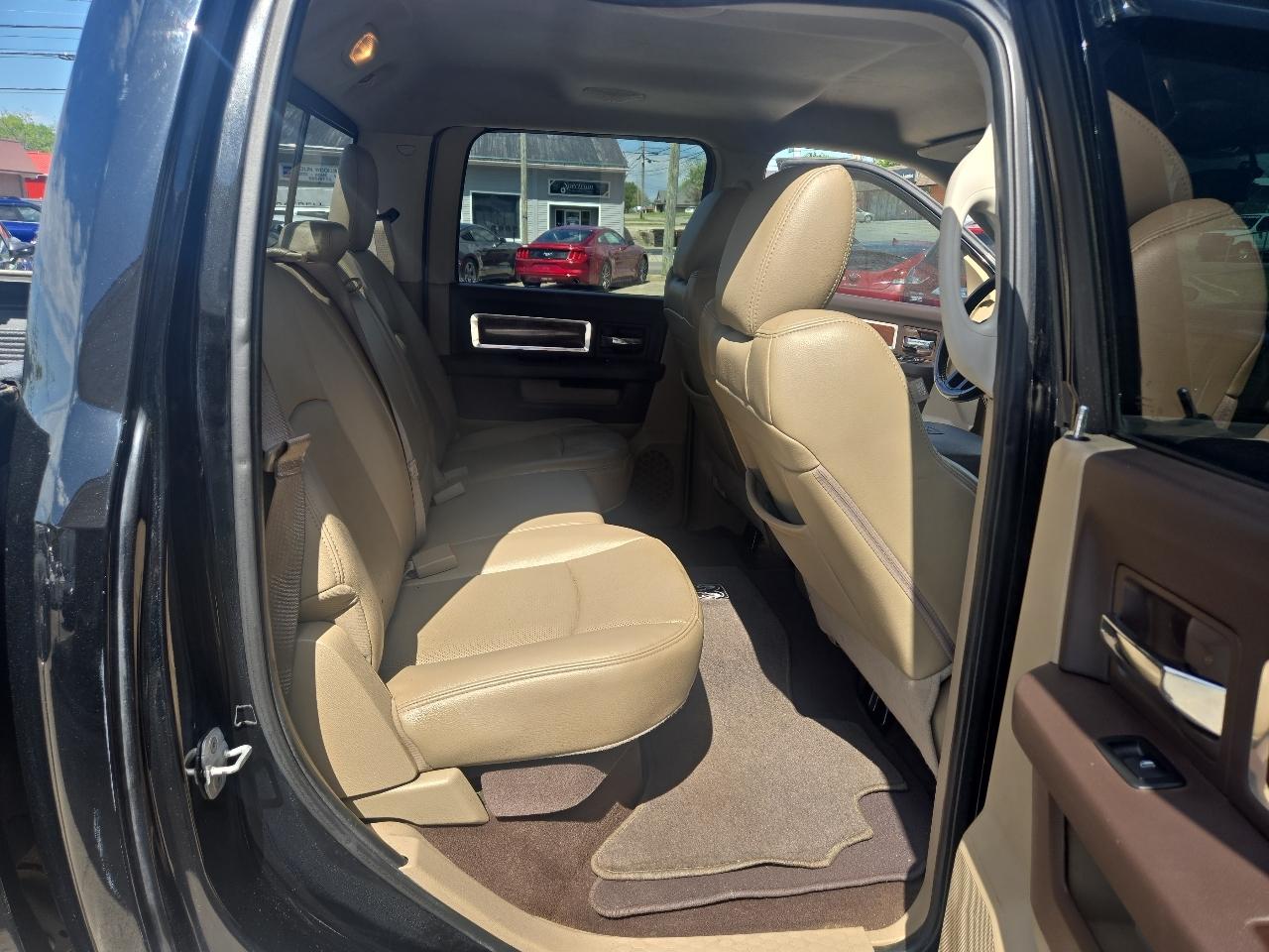 RAM 1500 4WD Crew Cab 140.5" Laramie 2012