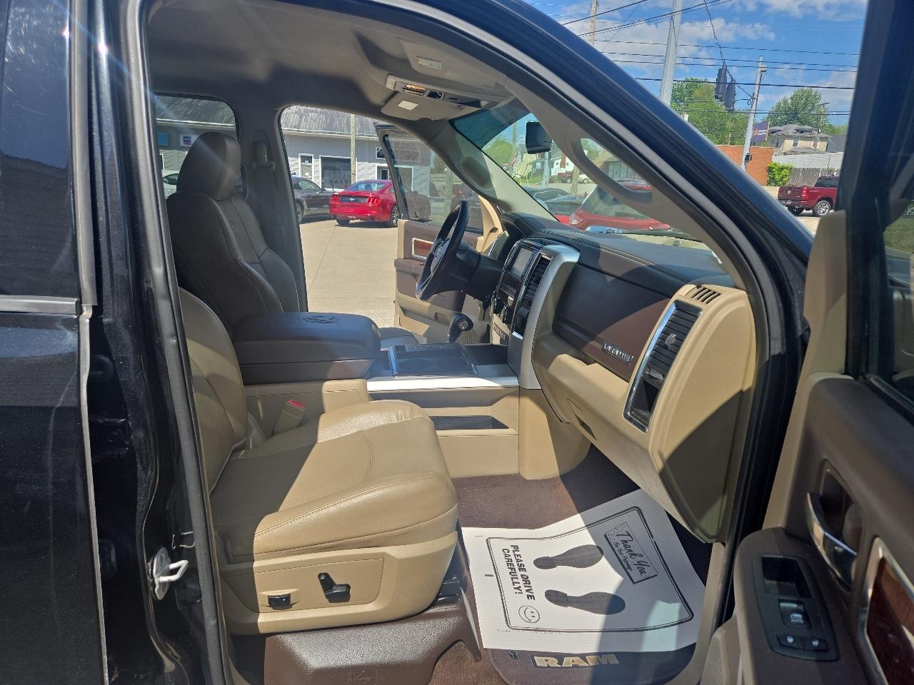 RAM 1500 4WD Crew Cab 140.5" Laramie 2012