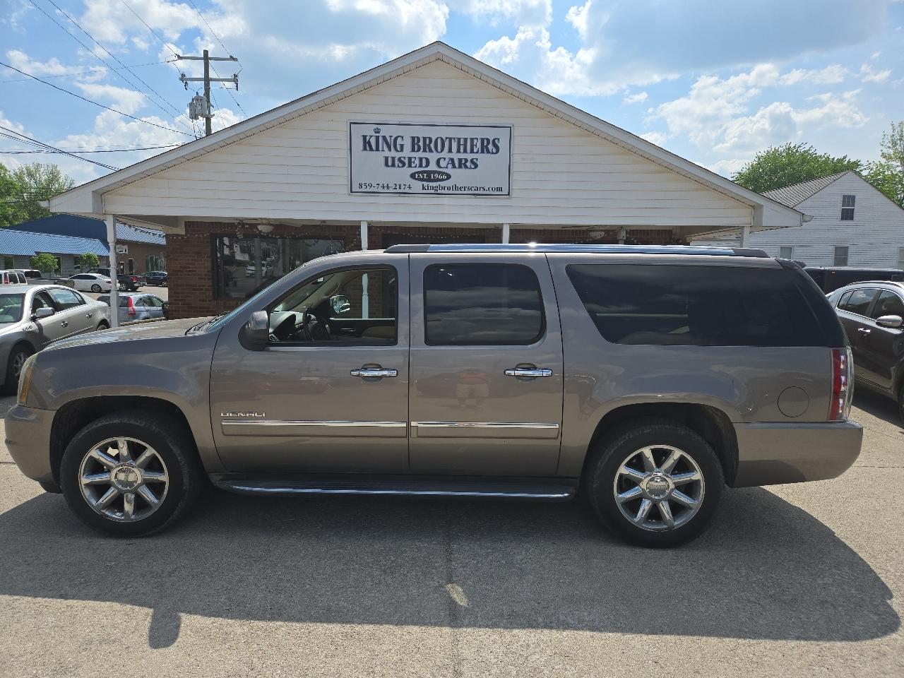 GMC Yukon XL AWD 4dr 1500 Denali 2012