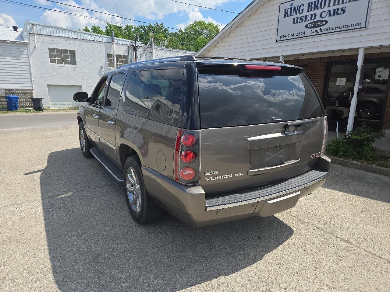 GMC Yukon XL AWD 4dr 1500 Denali 2012