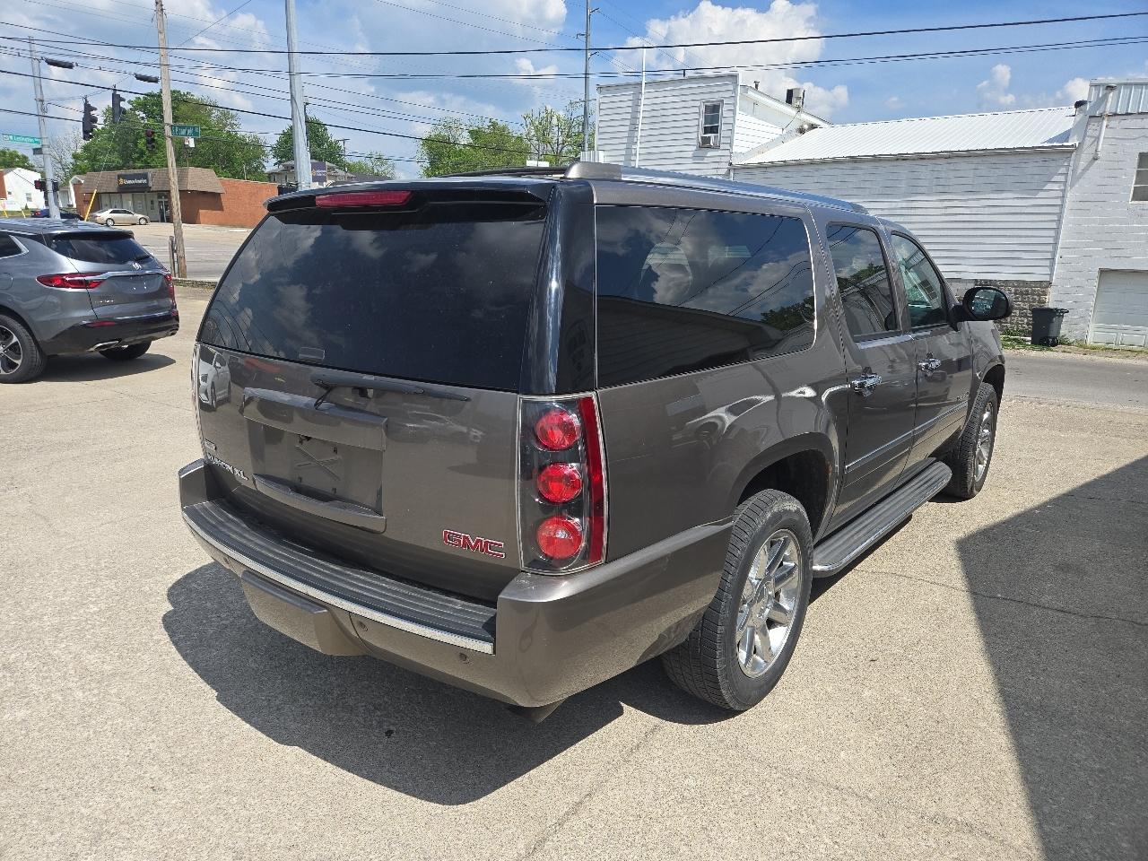 GMC Yukon XL AWD 4dr 1500 Denali 2012