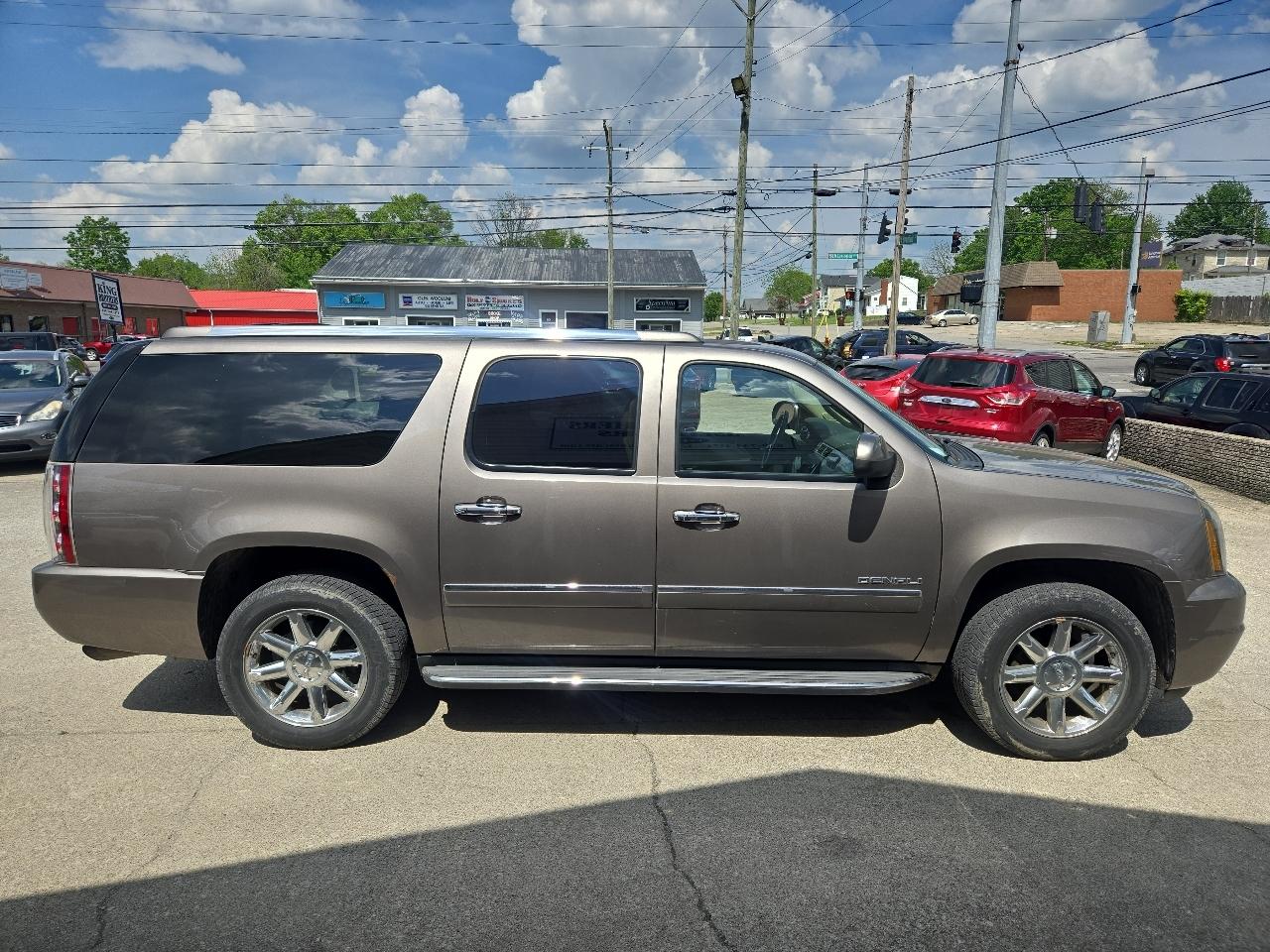 GMC Yukon XL AWD 4dr 1500 Denali 2012