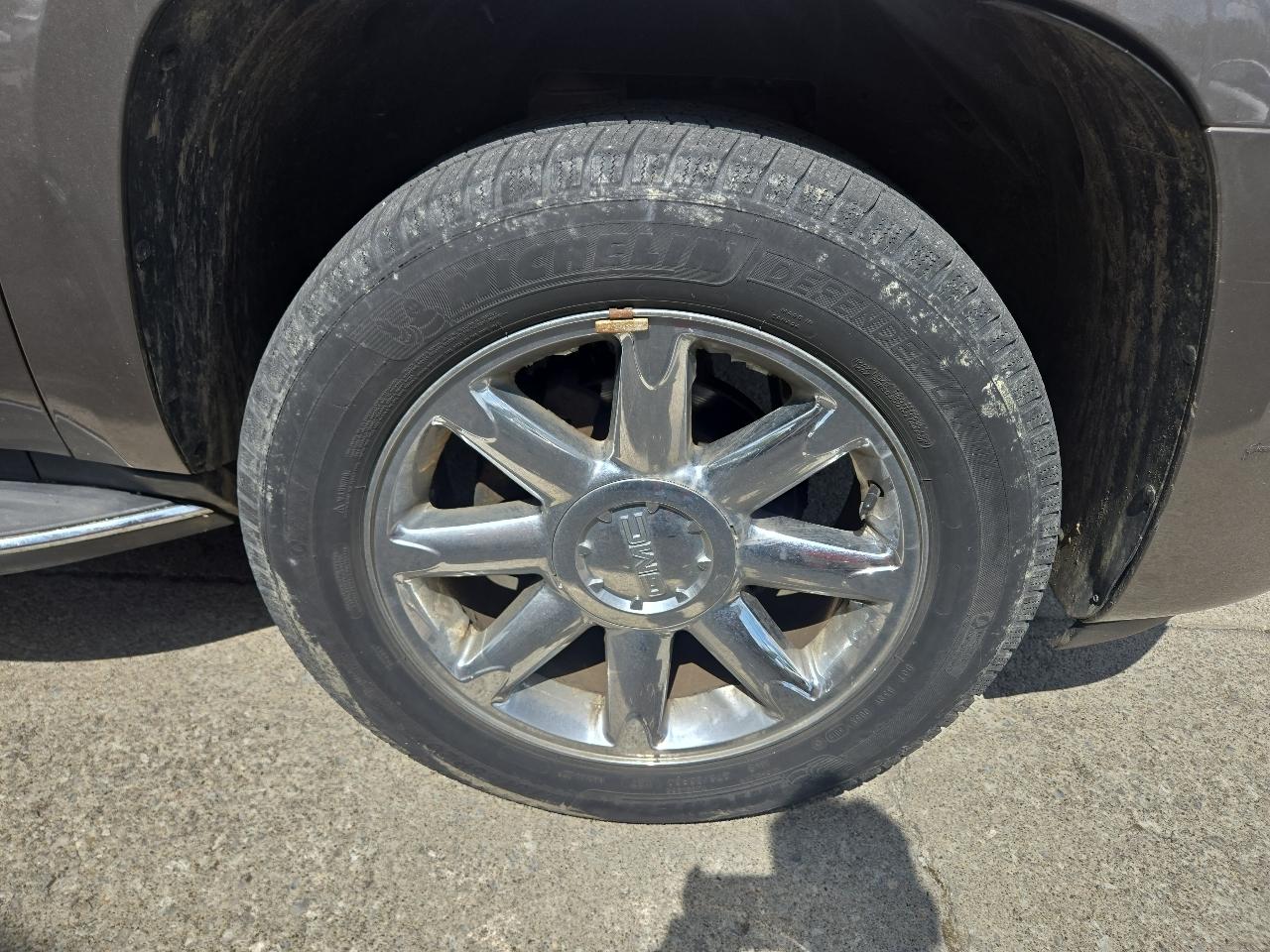 GMC Yukon XL AWD 4dr 1500 Denali 2012