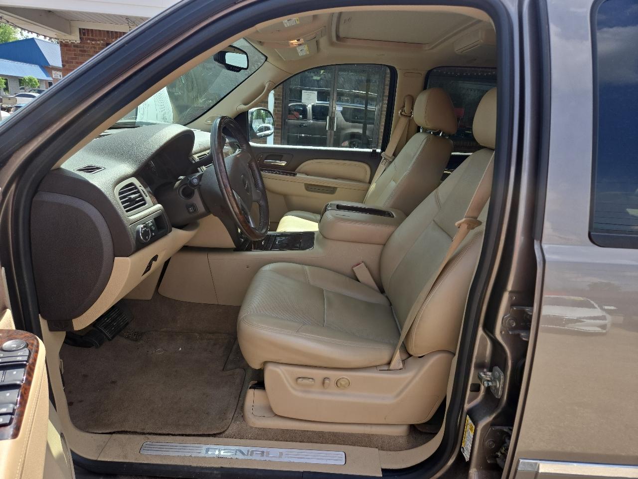 GMC Yukon XL AWD 4dr 1500 Denali 2012